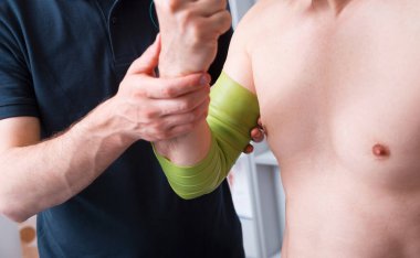 Kinesio yeşil bantlı dirsek ağrısı terapisi