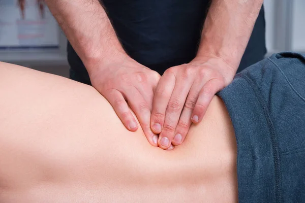 Foto Fisioterapeuta Fazendo Massagem Profunda Kinesio Homem Volta — Fotografia de Stock