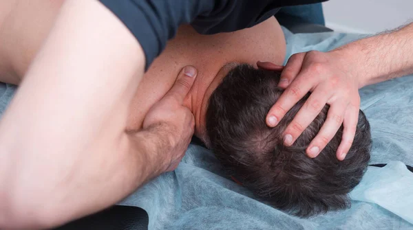 Hombre Fisioterapeuta Está Presionando Hombre Hombro Haciendo Masaje Profundo Cuello —  Fotos de Stock