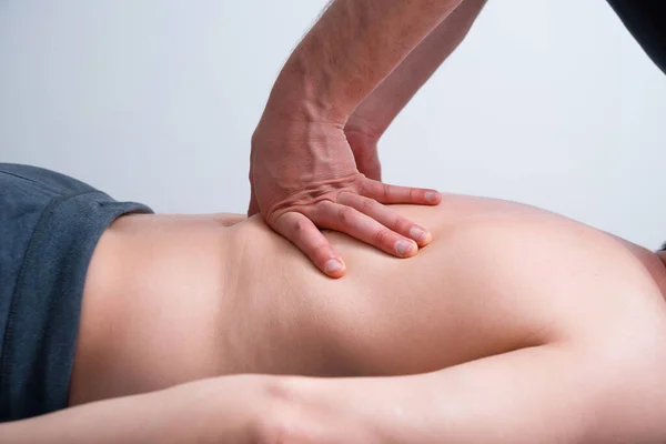 Fisioterapeuta Presionando Empujando Espalda Baja —  Fotos de Stock