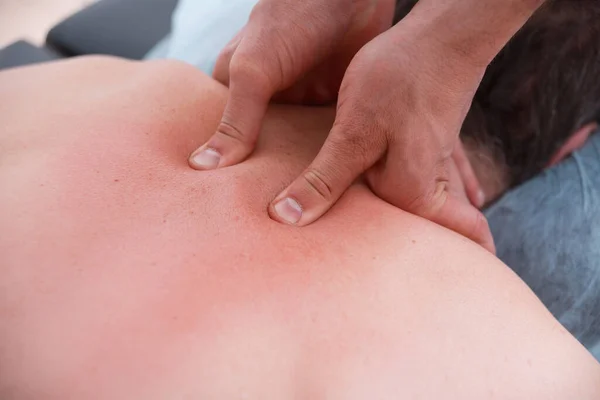 Masculino Fisioterapeuta Pressionando Mans Ombro Fazendo Profundidade Massagem Seu Pescoço — Fotografia de Stock