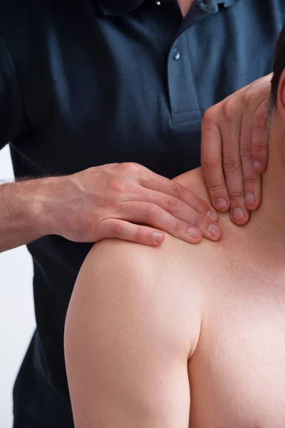 Hombre Fisioterapeuta Está Presionando Hombre Hombro Haciendo Masaje Profundo Cuello —  Fotos de Stock