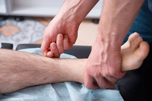 Mani Maschili Fare Massaggio Profondo Una Gamba Mans Piede — Foto Stock