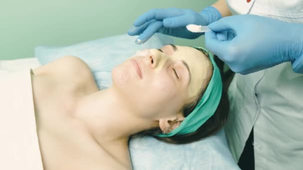 Foto de la mujer haciendo máscara facial, belleza y concepto de salud — Vídeos de Stock