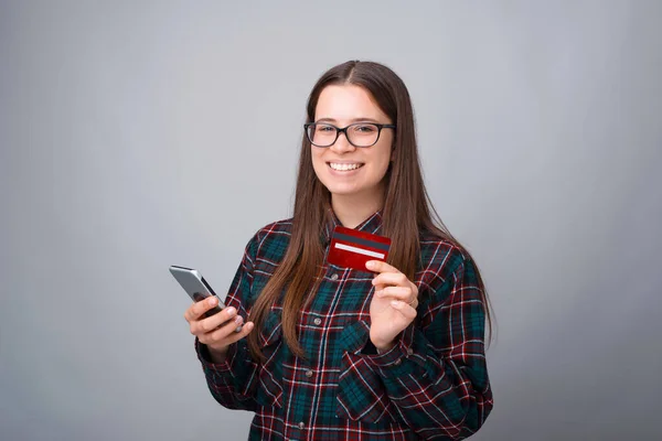 Akıllı Telefon Kredi Kartı Kullanan Genç Bir Kadının Fotoğrafı — Stok fotoğraf