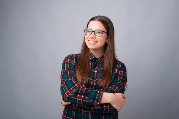 Retrato Mujer Joven Con Los Brazos Cruzados Mirando Por Encima — Foto de Stock