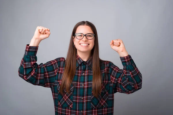 Foto Una Joven Feliz Celebrando Victoria Sobre Pared Blanca — Foto de Stock