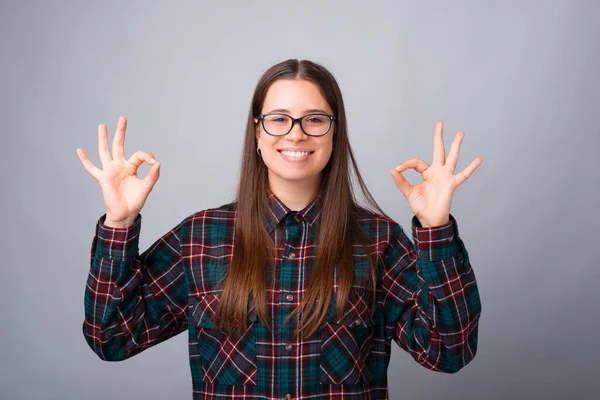 Foto Una Mujer Joven Mostrando Gesto Aceptable Sobre Pared Blanca — Foto de Stock