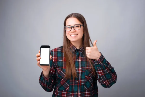 Foto Jovem Alegre Mostrando Polegares Para Cima Tela Smartphone — Fotografia de Stock