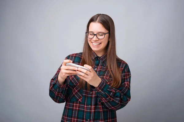 Foto Jovem Mulher Sorrindo Jogando Jogo Smartphone — Fotografia de Stock