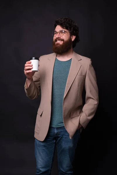 Portrait Vertical Homme Barbu Dans Une Tasse Café Causale Emporter — Photo