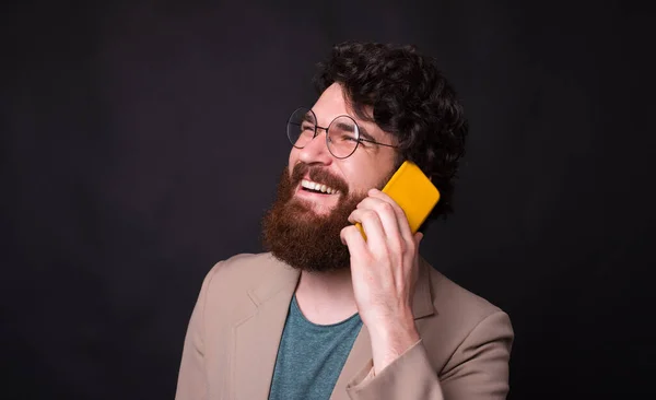 用智能手机拍下快乐胡子男人的近照 — 图库照片
