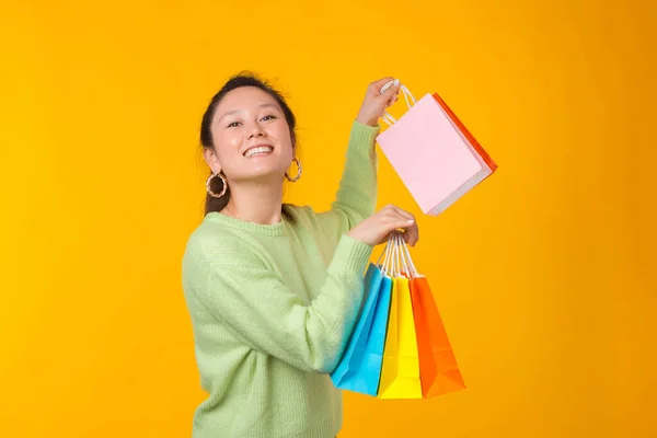 Счастливая Улыбающаяся Леди Держит Какие Разноцветные Бумажные Пакеты Покупок Желтом — стоковое фото