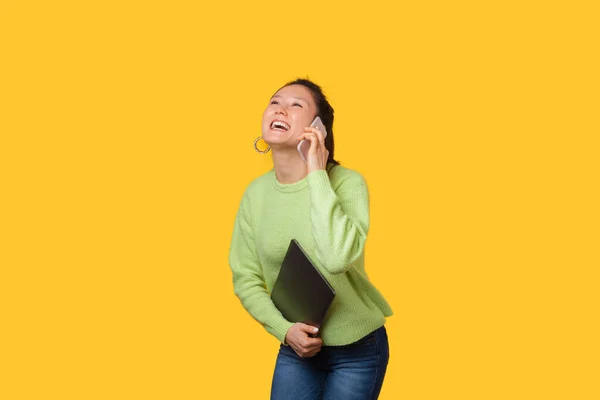 Feliz Sorrindo Mulher Está Falando Telefone Enquanto Segurando Seu Laptop — Fotografia de Stock