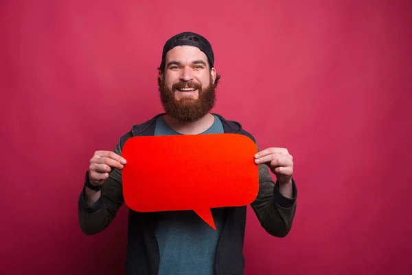 Lächelnd Die Kamera Hält Der Hipster Mann Mit Der Mütze — Stockfoto