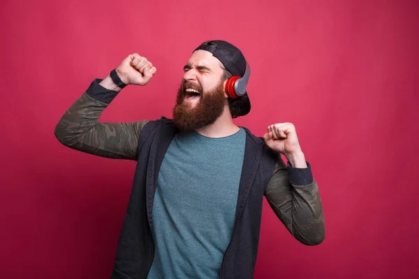 Homme Barbu Excité Chante Tout Écoutant Musique Travers Des Écouteurs — Photo