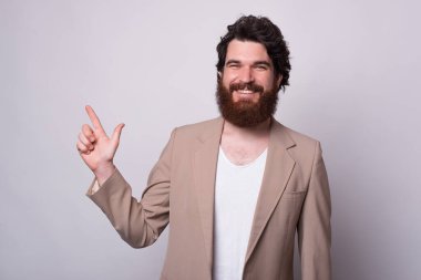 Neşeli sakallı hippi beyaz arka planı bir kenara bırakıyor..