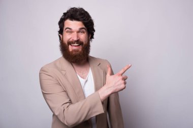 Şaşırmış sakallı hippi beyaz arka planı bir kenara bırakıyor..