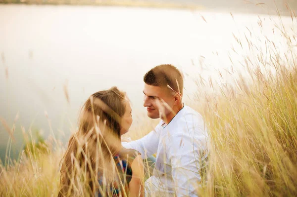 Close Photo Couple Looking Each Other While Sitting Field Lake — Stock Photo, Image