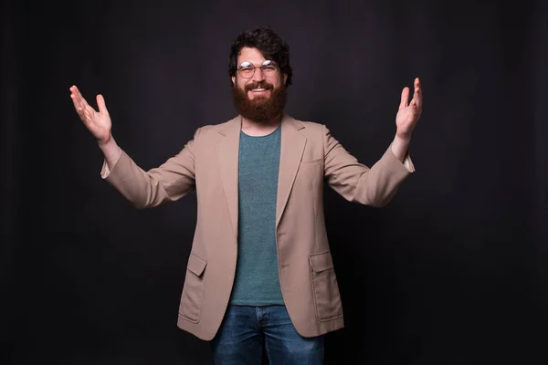 Фото веселого бородатого чоловіка в повсякденному житті роблячи вітальний жест — стокове фото