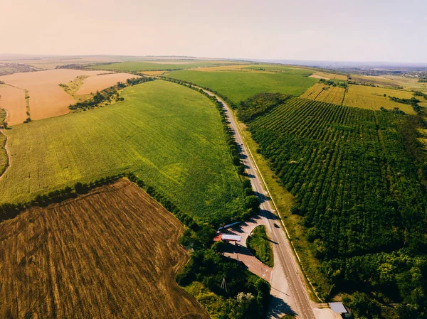 ドローンで撮影したいくつかのフィールドや道路の空中素晴らしい風景写真 — ストック写真