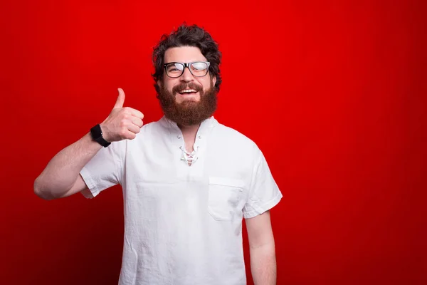 Hombre Barbudo Guapo Con Gafas Está Mostrando Pulgar Hacia Arriba —  Fotos de Stock