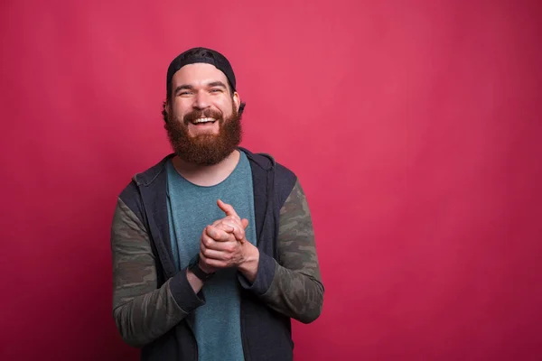 Bonito Homem Hipster Barbudo Está Sorrindo Para Câmera Mantendo Mãos — Fotografia de Stock