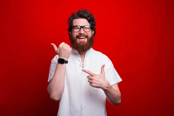 Happy Hipster Wijst Naar Zijn Slimme Horloge Terwijl Hij Rode — Stockfoto