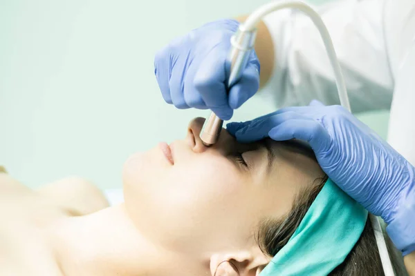 Foto de la mujer dispositivo facial de limpieza con vacum, belleza y concepto de salud —  Fotos de Stock