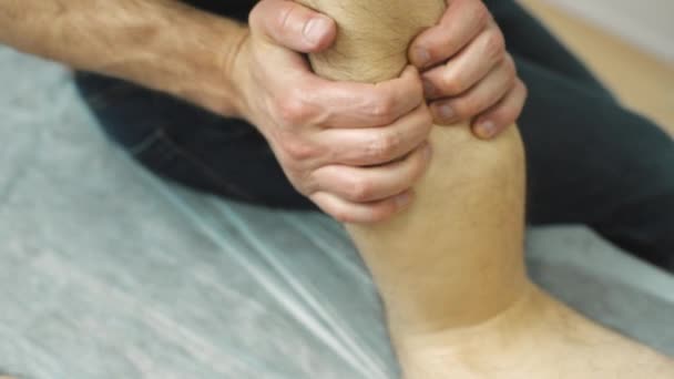 Professzionális férfi terápiás masszázs lábakon, egészséges életmód koncepció — Stock videók