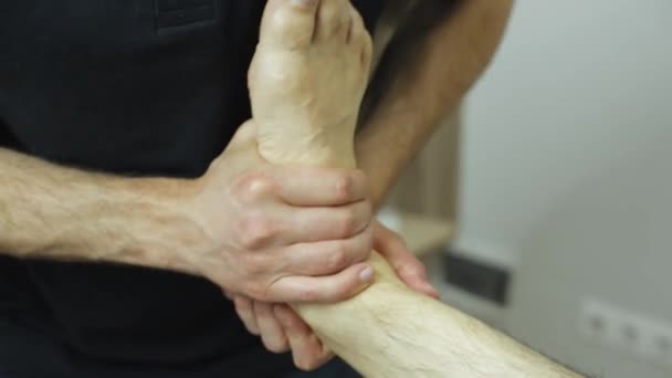 Filmaufnahmen eines professionellen Mannes bei der Fußmassage-Therapie — Stockvideo