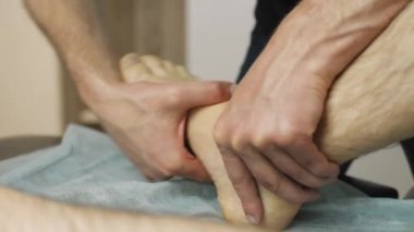 Profesyonel fizyoterapistin yaya olarak masaj yaptığı görüntüler.