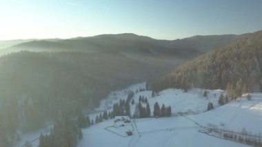 Dağlardaki güzel kış manzarasının hava aracı görüntüleri.