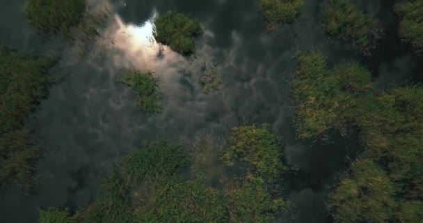 Imagens aéreas drone de close up lago refletindo nuvens — Vídeo de Stock