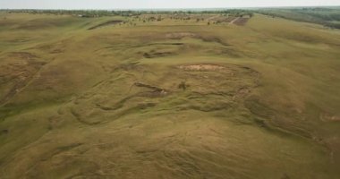 Yeşil gradları ve güzel dokuları olan tepelerin güzel hava aracı görüntüleri.