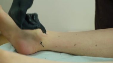 Siyah makarna ile bacağa şekerleme yapan bir kadın görüntüsü