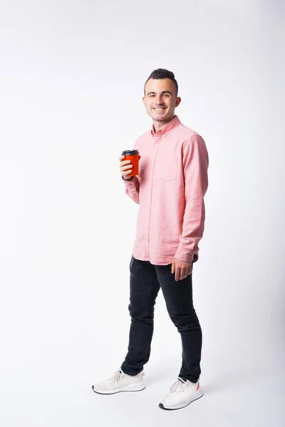 Portrait complet du jeune homme souriant et buvant une tasse de café à emporter — Photo