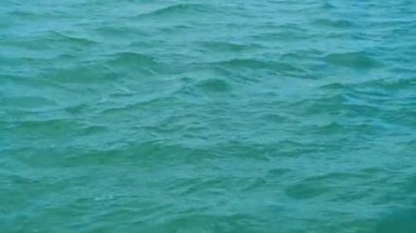 Yaz boyunca okyanus ve denizdeki güzel mavi su dalgalarının 4K görüntüsü
