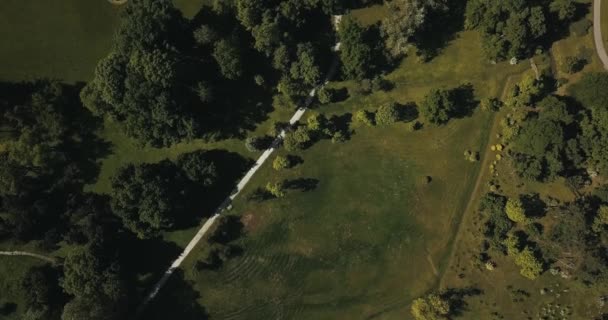 Letecké záběry z letounů shora pohled na park, přírodu, stromy
