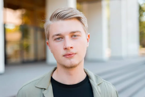 Close up portrait of young man looking confident at the camera while standing outdoor — Stock Photo, Image