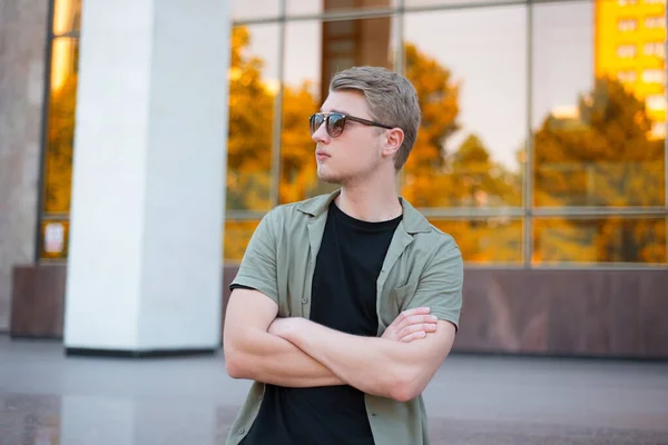 Portrait of handsome young stylish man with sunglasses standiing outdoor — Stock Photo, Image