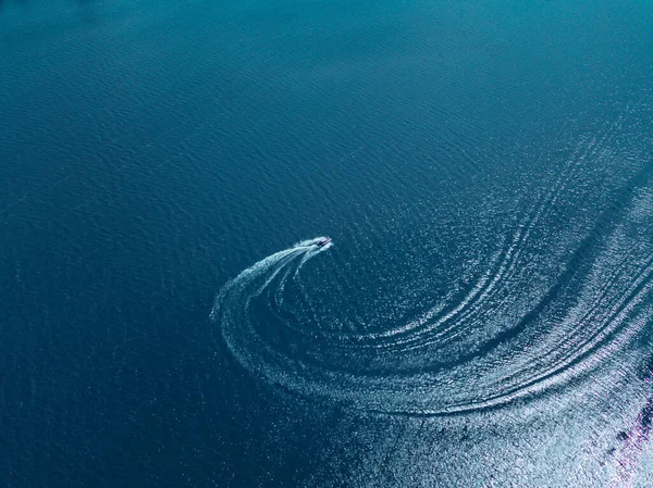 Luchtdrone weergave van de speedboot in beweging, transportconcept, zomertijd — Stockfoto
