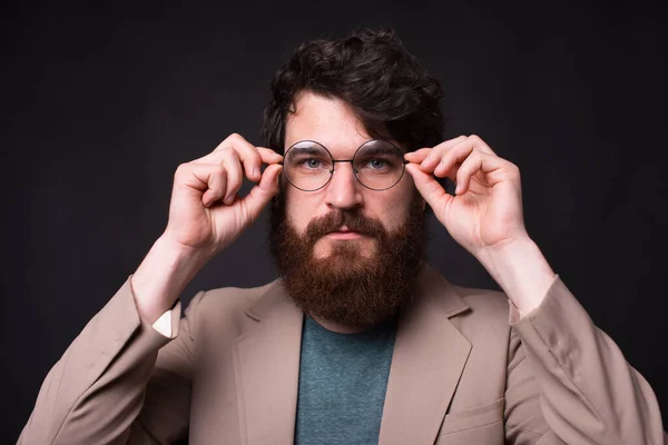 Close up retrato de homem hipster barbudo tocando óculos — Fotografia de Stock