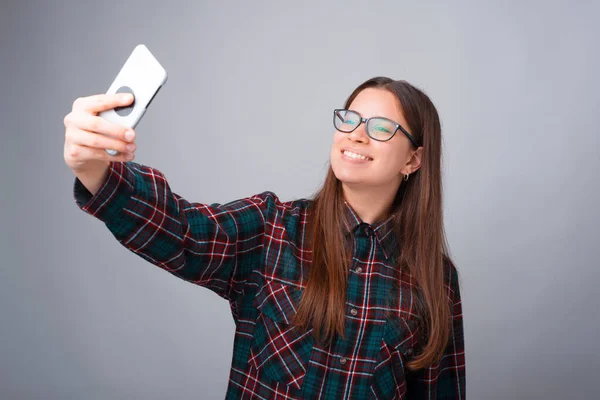 Çekici genç bir kadının akıllı telefonuyla selfie çektiği bir fotoğraf. — Stok fotoğraf