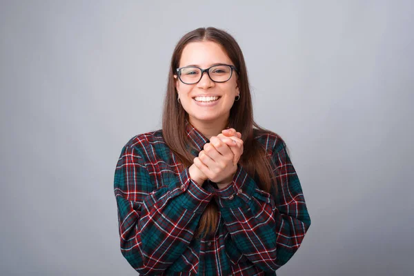 Retrato de una linda joven sonriendo y mirando a la cámara — Foto de Stock