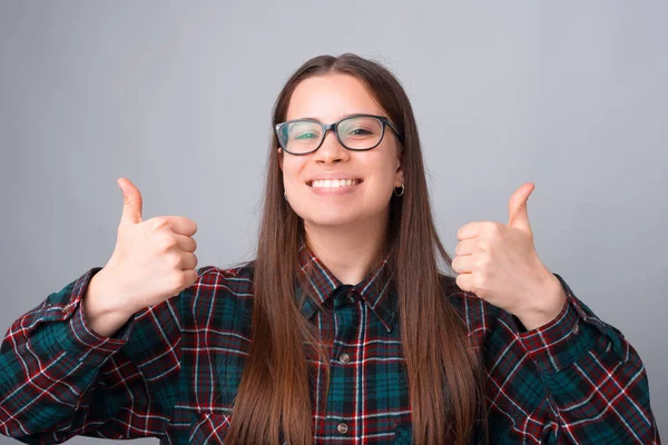 Retrato de la joven feliz sonriente mostrando los pulgares hacia arriba — Foto de Stock