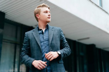 Bir yerlere bakan yakışıklı bir adamın portresi, şehir tarzı.