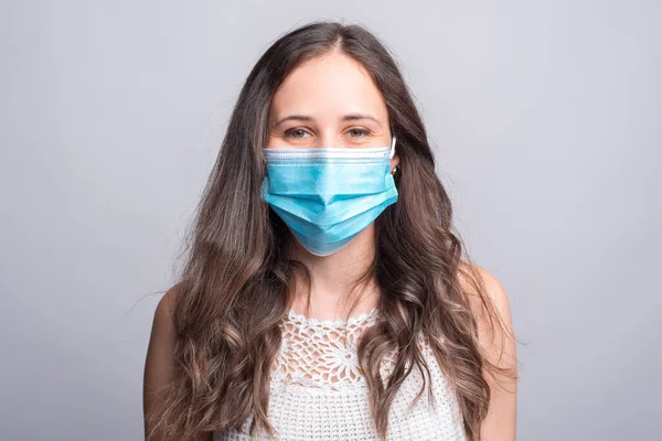 Ritratto ravvicinato di giovane donna che indossa una maschera medicinale — Foto Stock