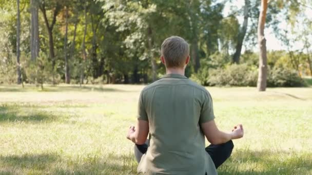 Huzurlu bir yerde meditasyon yapan bir adamın görüntüsü. — Stok video