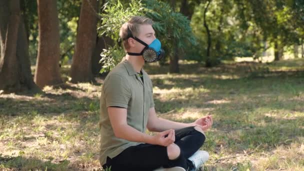 인공호흡기를 끼고 공원에서 명상하는 사람의 모습 — 비디오